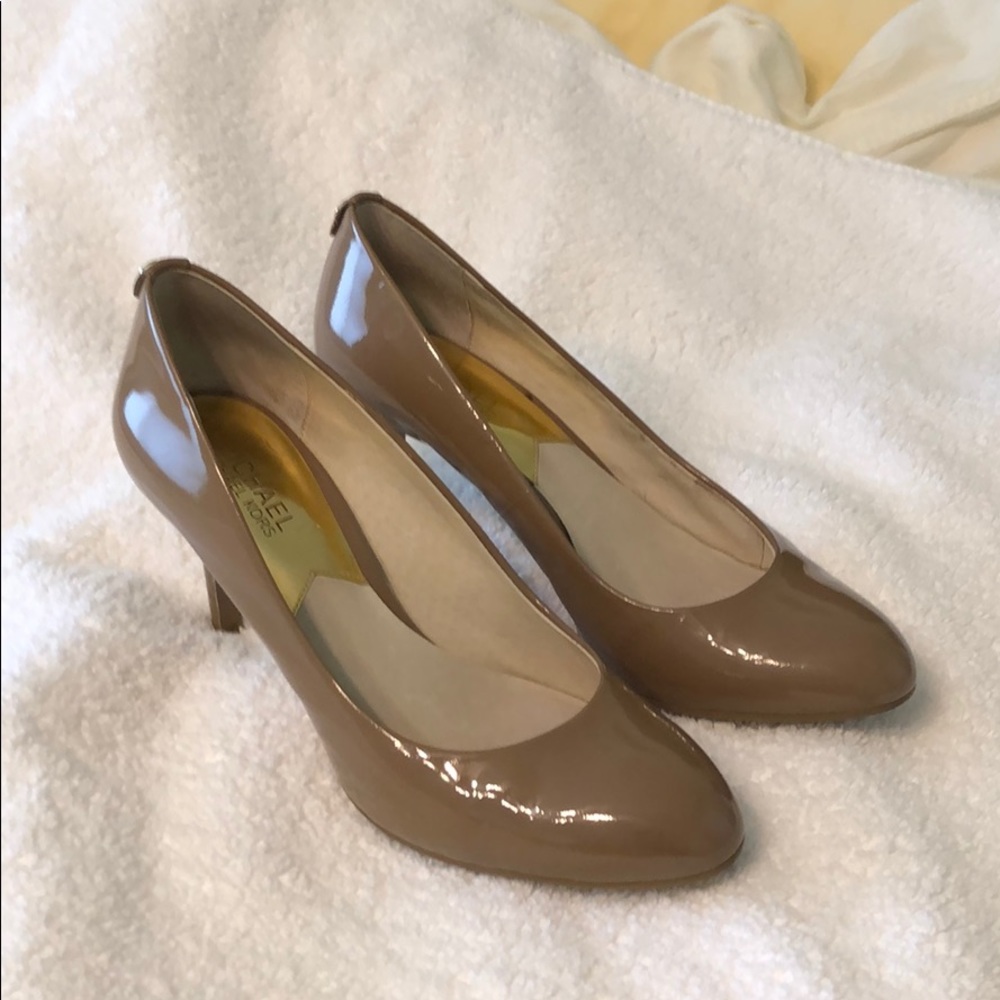 Michael Kors taupe pumps